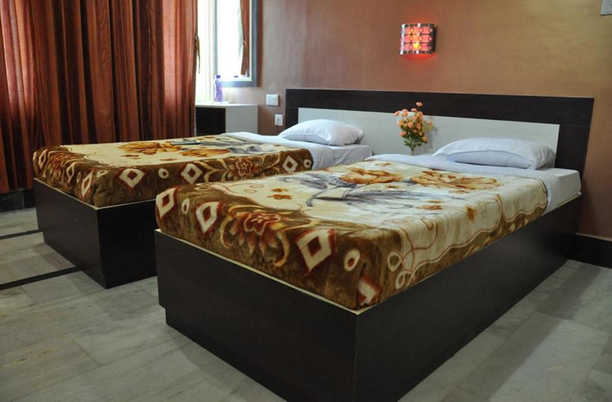Hotel Kiran Palace Varanasi Room photo