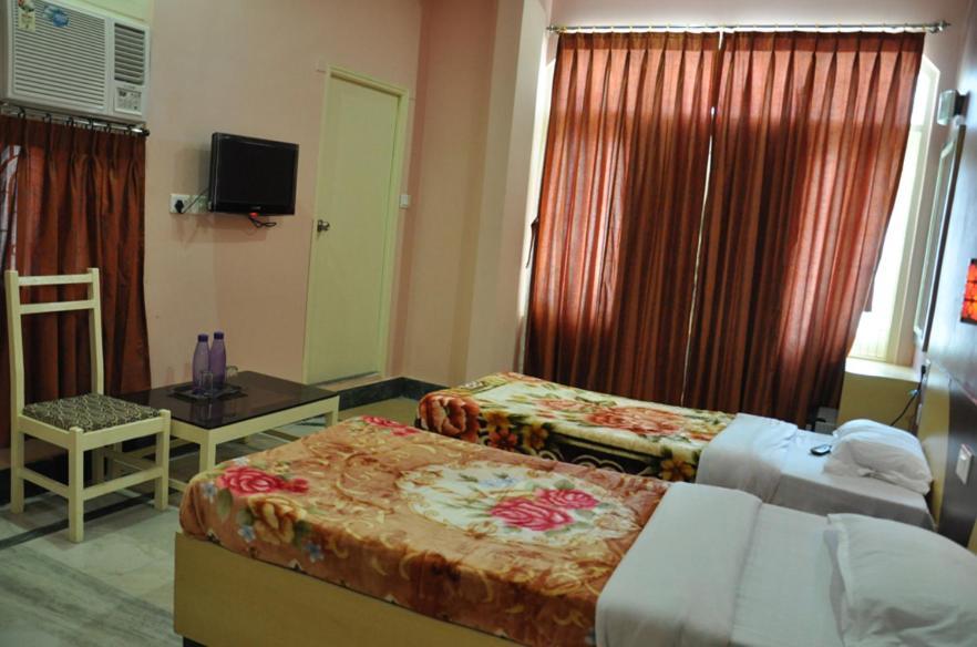 Hotel Kiran Palace Varanasi Room photo